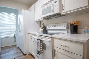 Køleskab, mikrobølgeovn, ovn, kogeplade