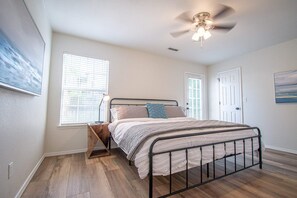 2 bedrooms, iron/ironing board, WiFi, bed sheets - The Mimosa - 3 mi to DT Fayetteville and UofA (Fayetteville)