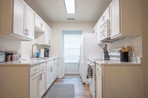 Køleskab, mikrobølgeovn, ovn, kogeplade