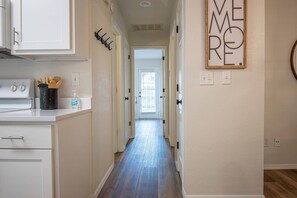 Interior - The Mimosa - 3 mi to DT Fayetteville and UofA (Fayetteville)