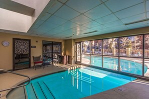 Estudio | Piscina | Una piscina cubierta, una piscina climatizada