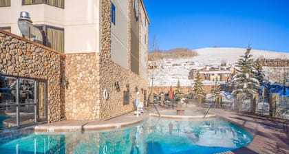 Grand Lodge 1-Bedroom Condo with 3 Queens & Close to Everything 1 Condo - No Cleaning Fee! by RedAwning