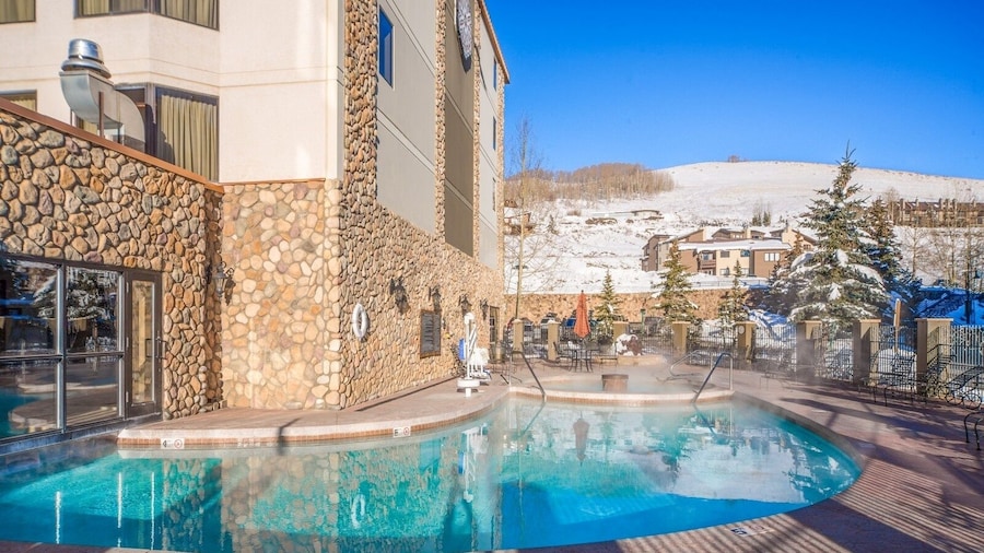 Grand Lodge 1-Bedroom Condo with 3 Queens & Close to Everything 1 Condo - No Cleaning Fee! by RedAwning