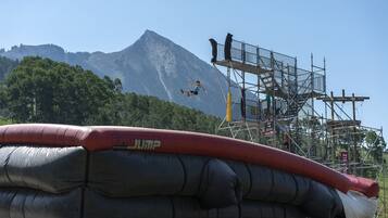 Une plateforme de saut à l’élastique avec une montagne en arrière-plan.