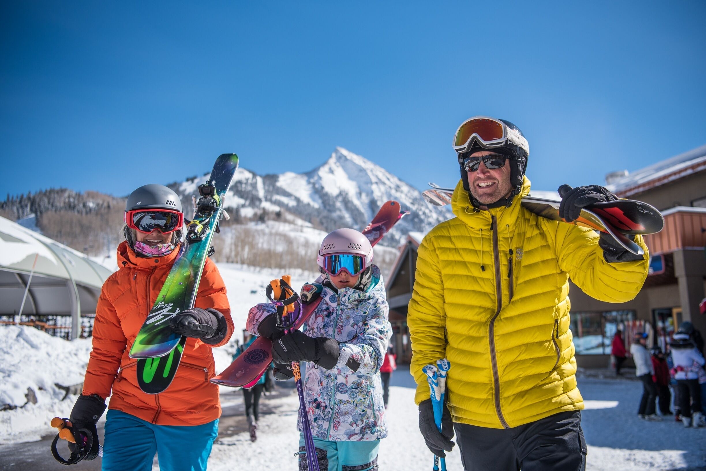 Escena nevada al aire libre con personas sosteniendo tablas de snowboard.