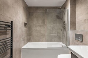 Badekar, hårtørrer, håndklæder