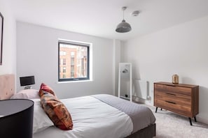 2 bedrooms, desk, iron/ironing board, WiFi