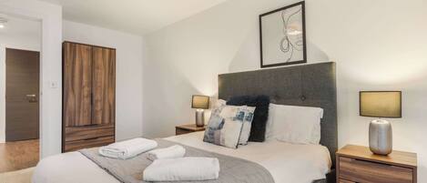 2 عدّة غرف نوم ومكتب ومكواة/لوح كي وواي فاي