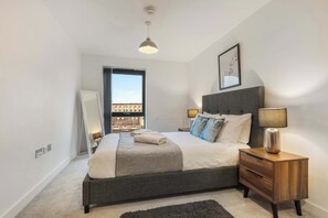 2 bedrooms, desk, iron/ironing board, WiFi