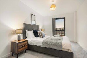 2 bedrooms, desk, iron/ironing board, WiFi