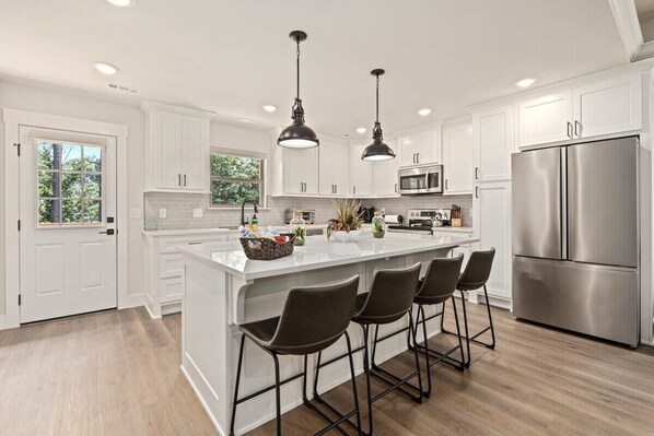 Fridge, microwave, oven, stovetop - OZ Adventure Retreat-Explore *Ride*Relax*Repeat (Bella Vista)