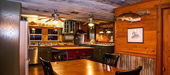 Secluded Lodge, Stocked Pond, Huge Ice Maker, Green Egg & Minutes From Launch