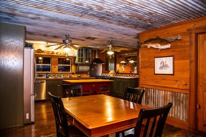 Secluded Lodge, Stocked Pond, Huge Ice Maker, Green Egg & Minutes From Launch