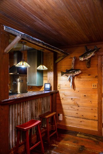 Secluded Lodge, Stocked Pond, Huge Ice Maker, Green Egg & Minutes From Launch