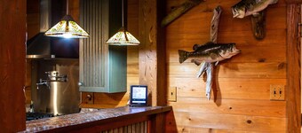 Secluded Lodge, Stocked Pond, Huge Ice Maker, Green Egg & Minutes From Launch