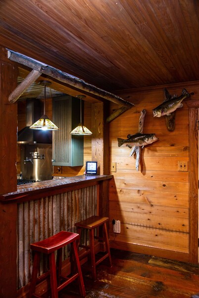 Secluded Lodge, Stocked Pond, Huge Ice Maker, Green Egg & Minutes From Launch