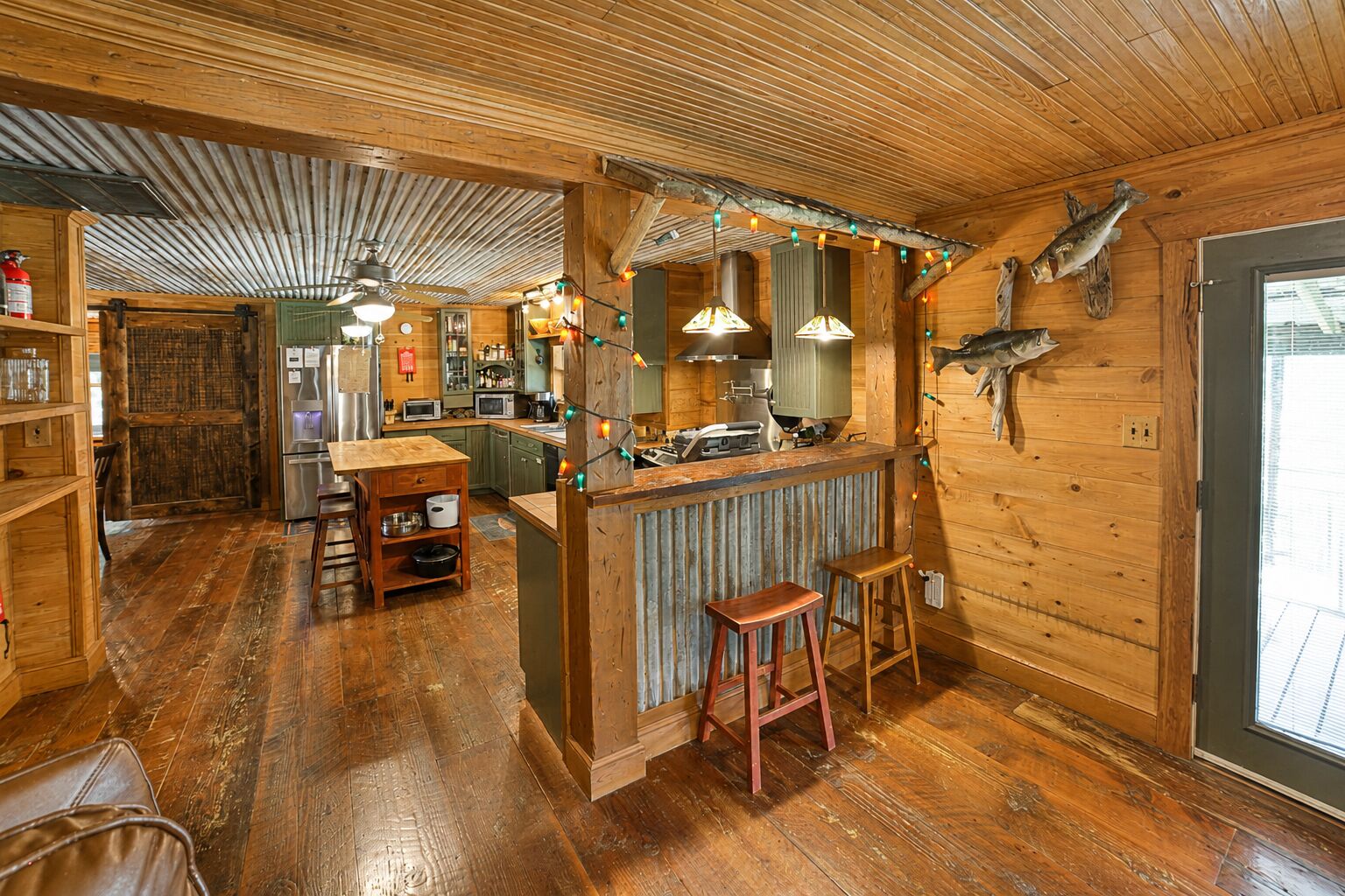 Ein rustikales Holzinterieur mit Barbereich, Holzböden und einem an der Wand aufgehängten Fisch.