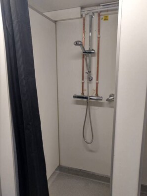 Cabaña, 1 cama de matrimonio | Baño | Ducha y toallas