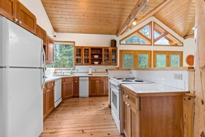 Fridge, microwave, oven, stovetop - 3 BDR Secluded Retreat; Stunning Mountain Views! (Alma)