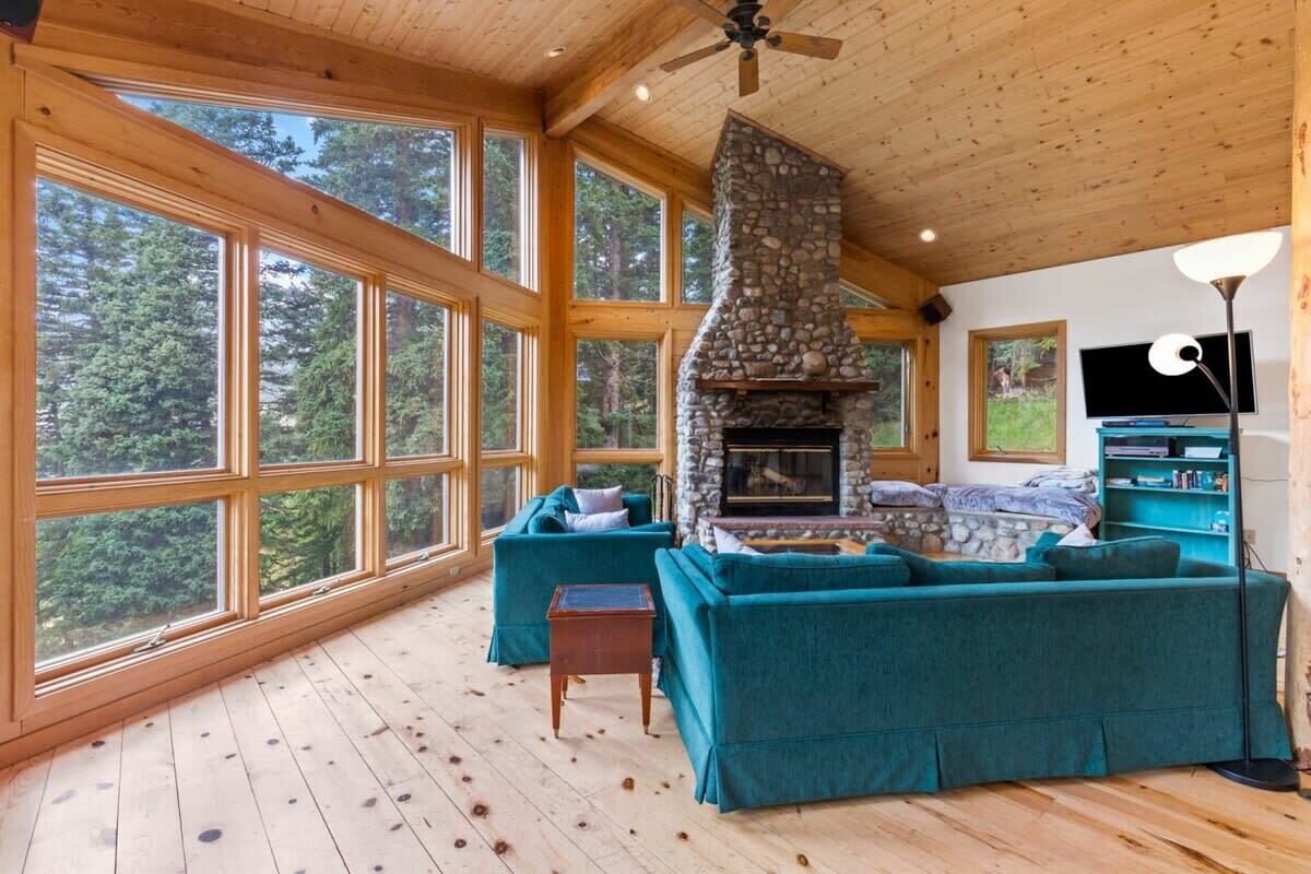 Een televisie, een open haard en een kantoor