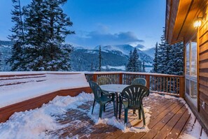 Outdoor dining - 3 BDR Secluded Retreat; Stunning Mountain Views! (Alma)