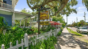 Una casa con un letrero que dice "Coffee House Realty Cafe".