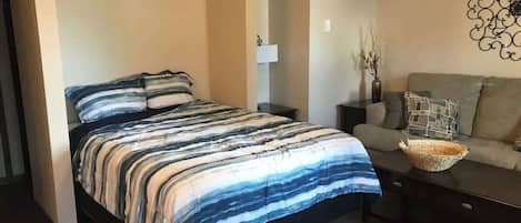 Tabla de planchar con plancha, wifi y ropa de cama