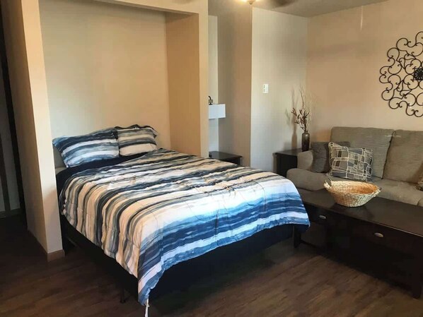 Tabla de planchar con plancha, wifi y ropa de cama 