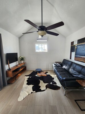 Smart TV - Stylish private studio in beach town (Imperial Beach)