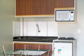Mikroaaltouuni, leivänpaahdin, keittoastiat/astiat/ruokailuvälineet