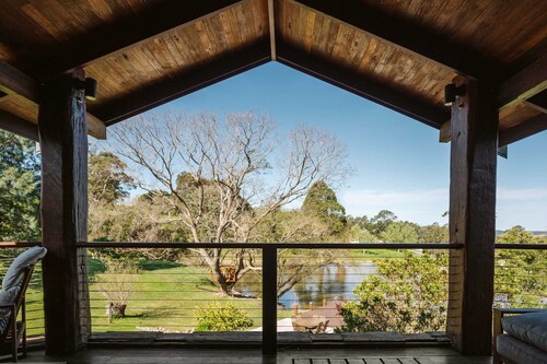 'The Berry Lake House' - Private Luxury Estate