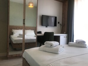 Minibar, desk, soundproofing, free WiFi