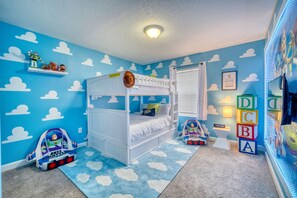 4 habitaciones, tabla de planchar con plancha y cuna de viaje 