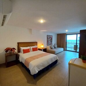 Deluxe Room, 1 Queen Bed with Sofa bed, Ocean View | Premium bedding, down duvets, pillow-top beds, minibar - Howard Johnson by Wyndham Montanita (Manglaralto)
