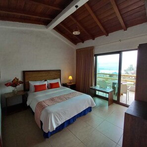 ห้องซูพีเรีย, เตียงควีนไซส์ 1 เตียง, วิวทะเล | เครื่องนอนระดับพรีเมียม, ผ้านวมขนเป็ด, เตียงพร้อมฟูกเสริมที่นอน