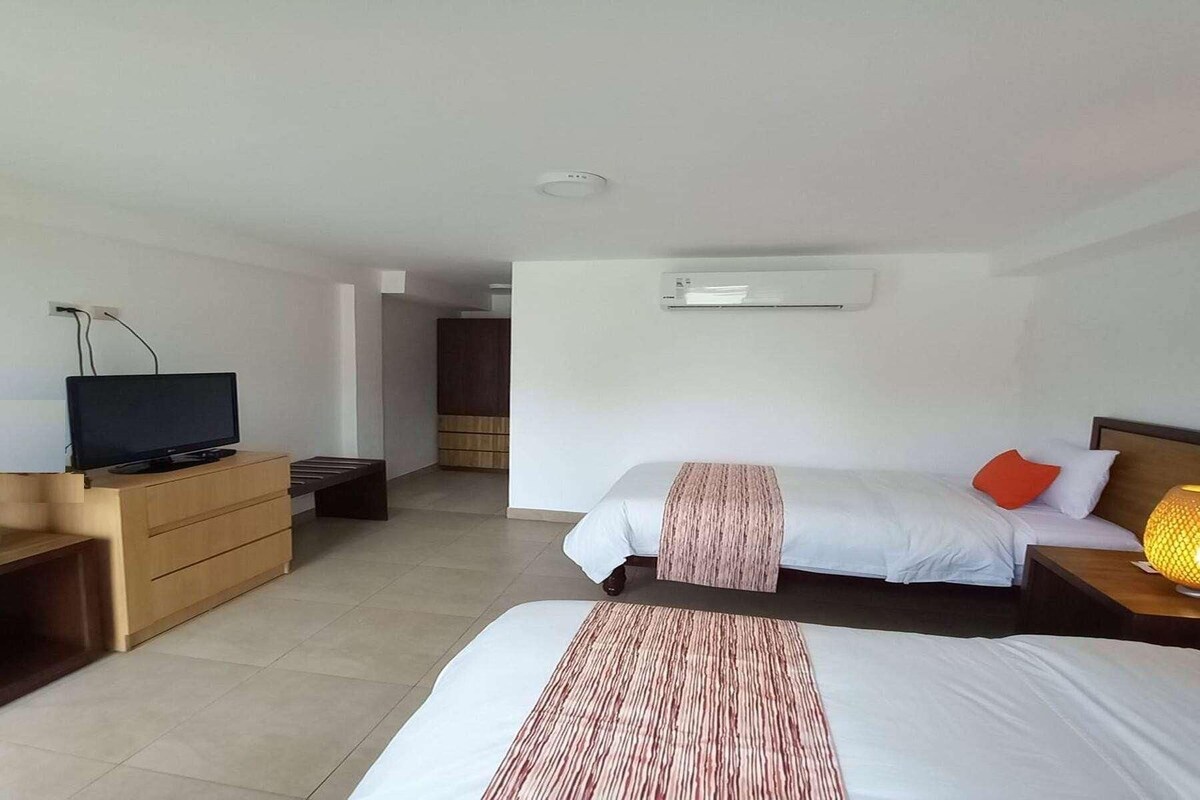 4 Twin Beds, Family Room, Non-Smoking