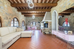 Fernseher, Tischfußball, Tischtennisplatte