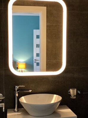 Dusche, Handtücher, Toilettenpapier