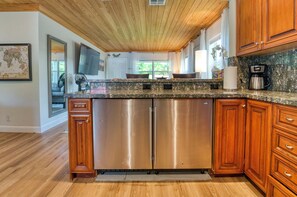 Interior - Turtle Cove Hot Tub/Heated Pool in Historic Delray (Delray Beach)