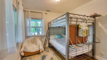 2 slaapkamers, een strijkplank/strijkijzer, reisbedje, gratis wifi