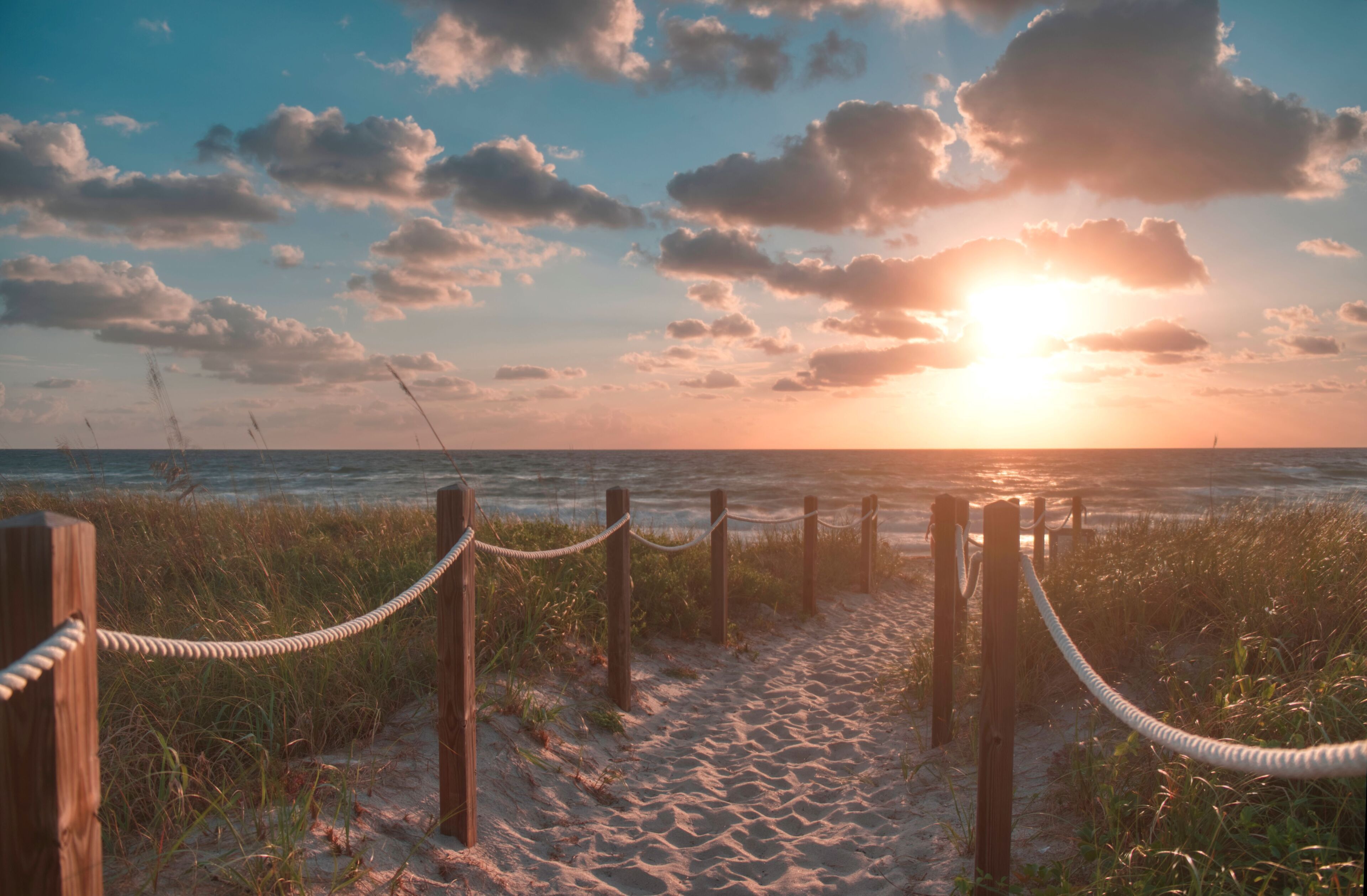Nær stranden, solsenger og strandhåndklær