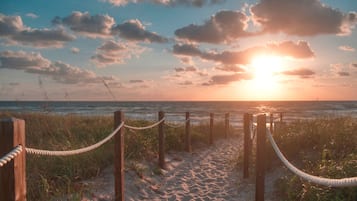 Tæt på stranden, liggestole, badehåndklæder