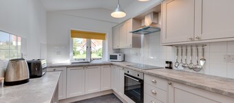 Japonica Cottage - One Bedroom House, Sleeps 2