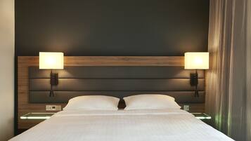 Room, 1 Queen Bed | Laptop workspace, blackout curtains, soundproofing, free WiFi