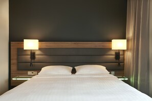 Laptop workspace, blackout drapes, soundproofing, free WiFi - Moxy Glasgow SEC (Glasgow)