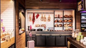 Una cocina con mostrador de madera, utensilios colgantes y diversos alimentos.