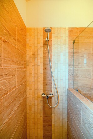 Economy-Villa | Dusche im Bad