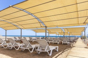 Navette gratuite vers la plage, cabines gratuites, chaises longues