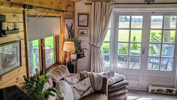 Cabin | Living area | 30-inch TV with digital channels, fireplace