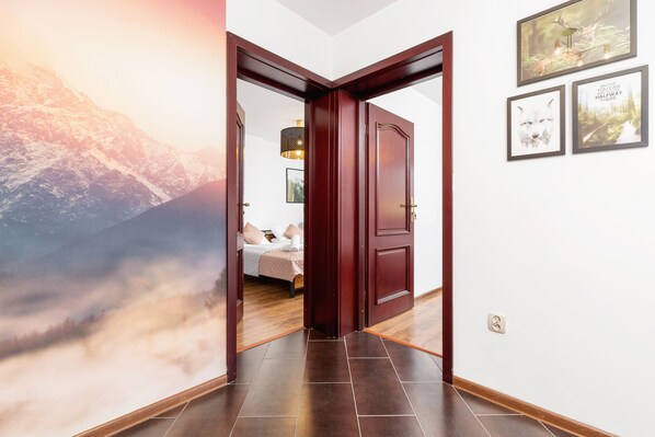 Apartment, 2 Bedrooms, Balcony, Mountain View | Living area